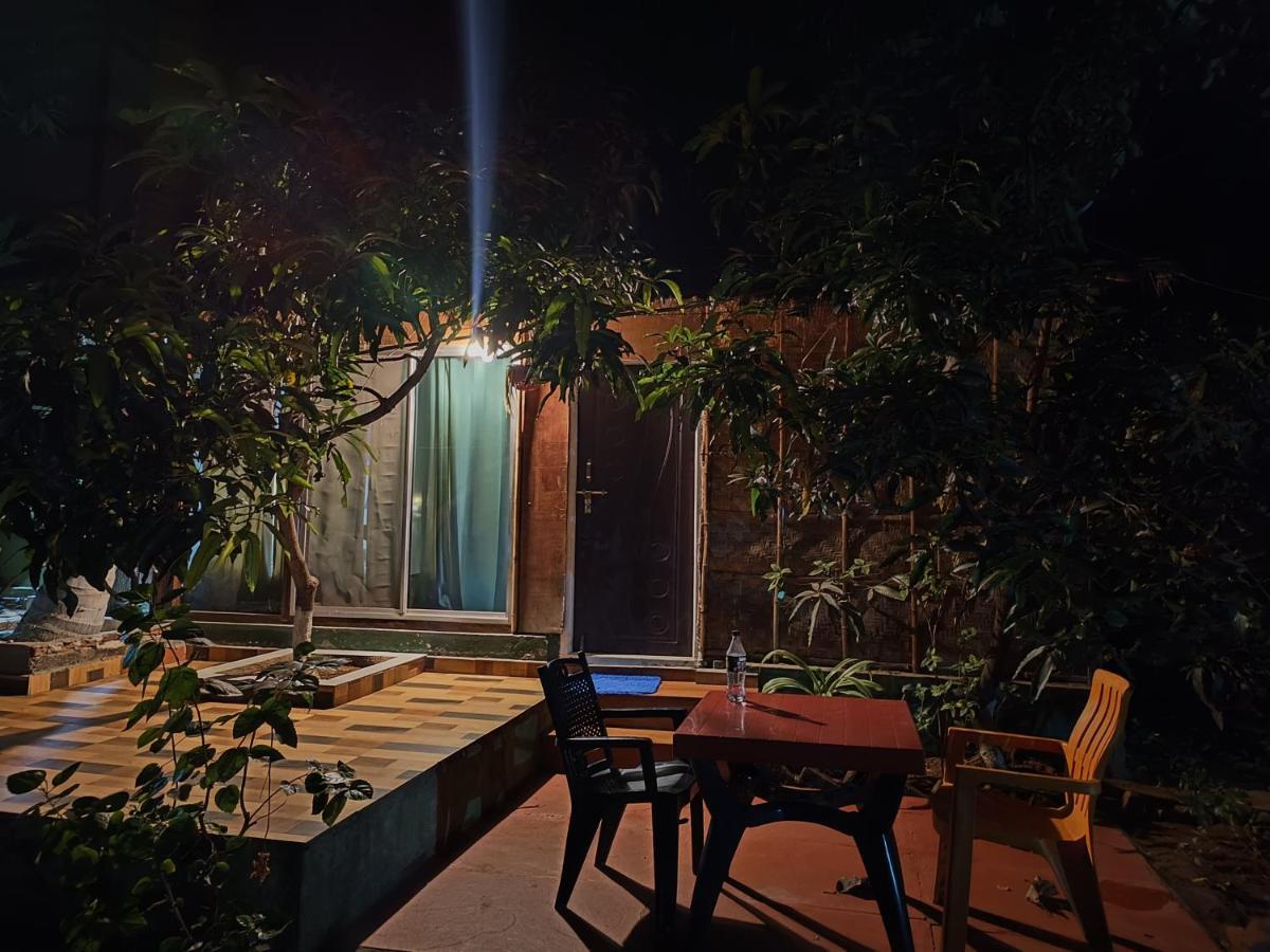Lotus Riya Home Stay Hampi Buitenkant foto